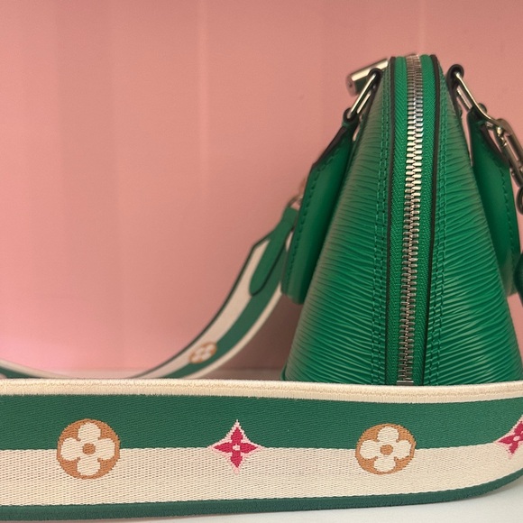 LOUIS VUITTON
Epi Jacquard Alma BB Serpentine - Picture 9 of 13